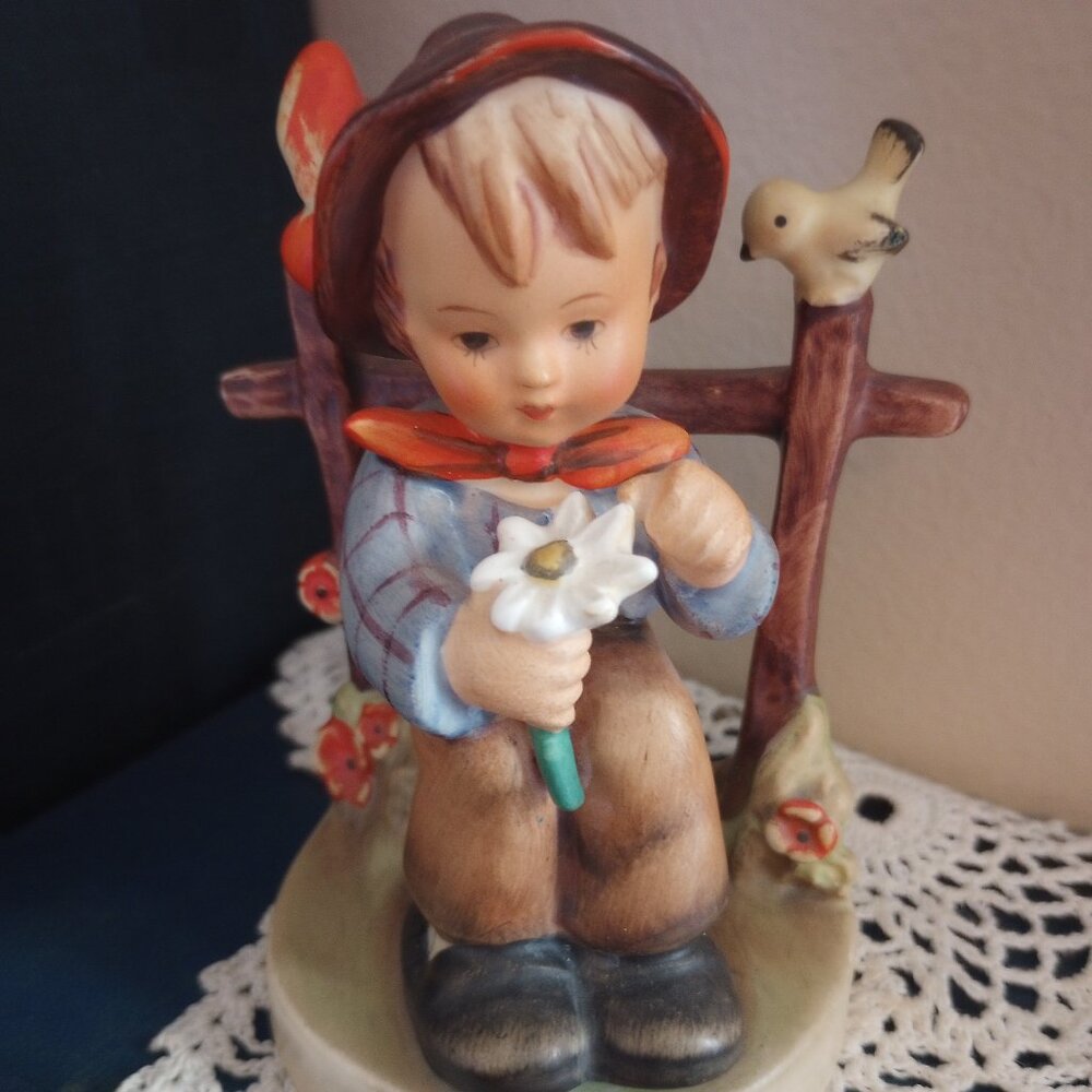 Hummel She Loves Me, She Loves Me Not #174 TMK2 Full Bee Germany 4.5" tall